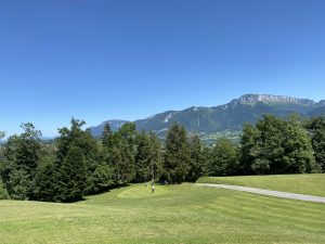9-hole golf course in Annecy - Players on the green