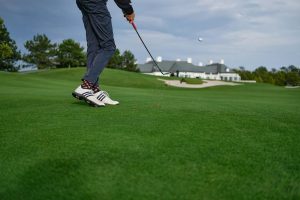 Chaussures de golf avec crampons : stabilité maximale et grip optimal en toutes conditions
