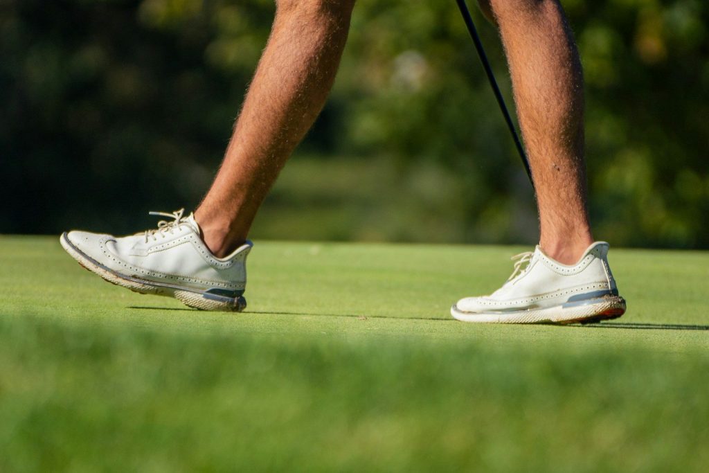 Chaussures de golf avec crampons : stabilité maximale et grip optimal en toutes conditions