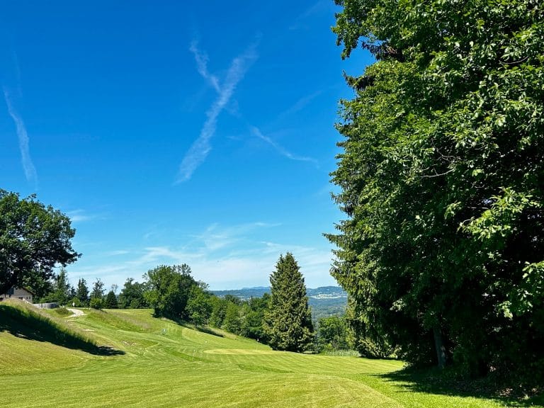 Jouer au golf contre le vent : 7 techniques qui changent tout
